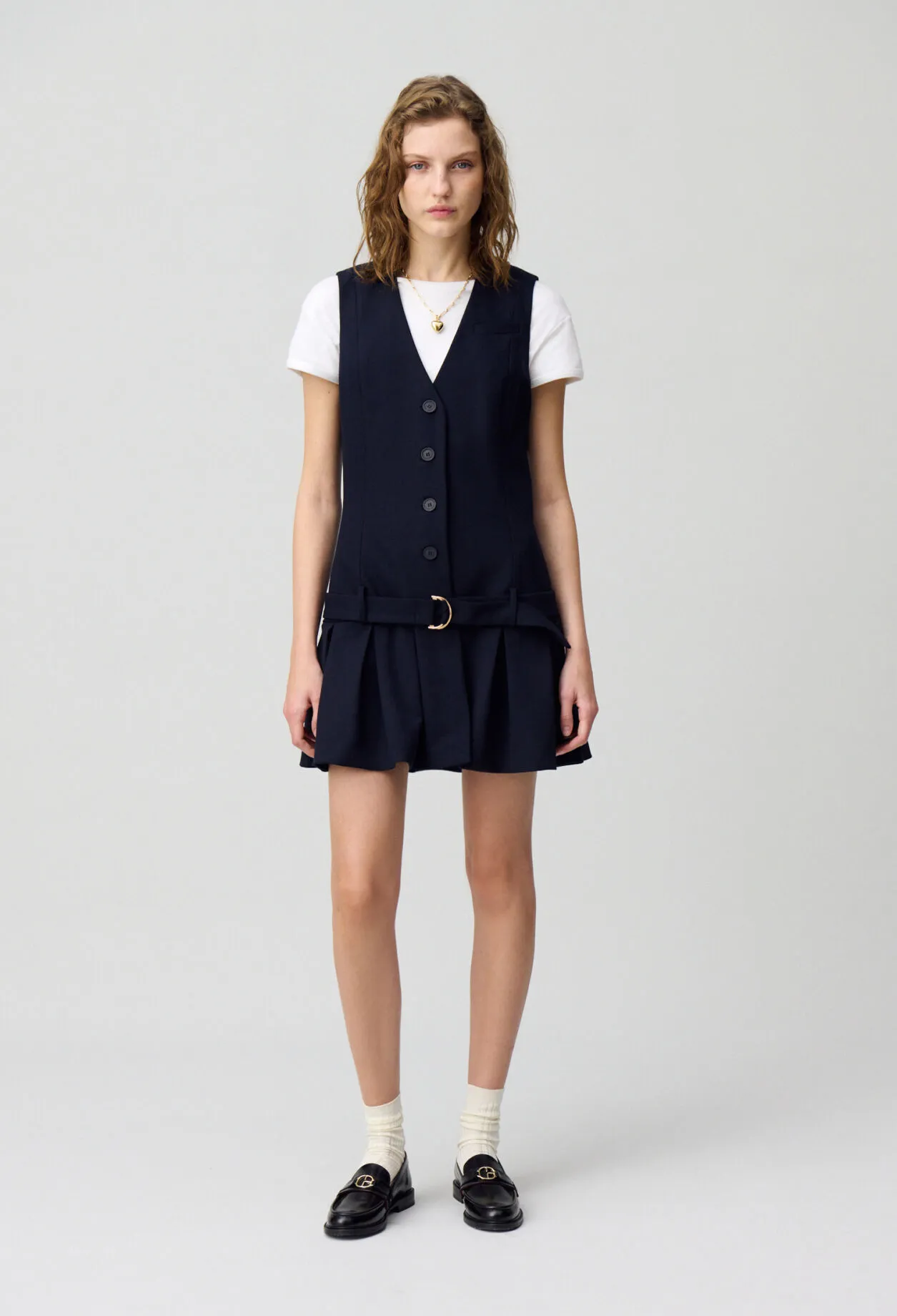 Gefaltetes kurzes Kleid